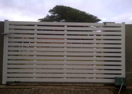 7Horizontal Slatted Gate